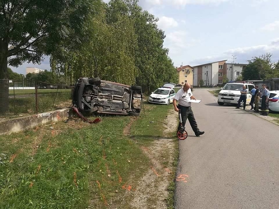 Auto narazilo do plota, spolujazdkyňa pri nehode zomrela.