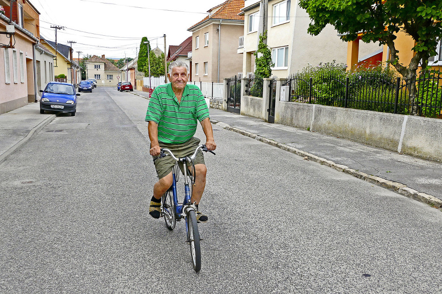 Do druhého zamestnania chodí triediť stavebný odpad na bicykli.