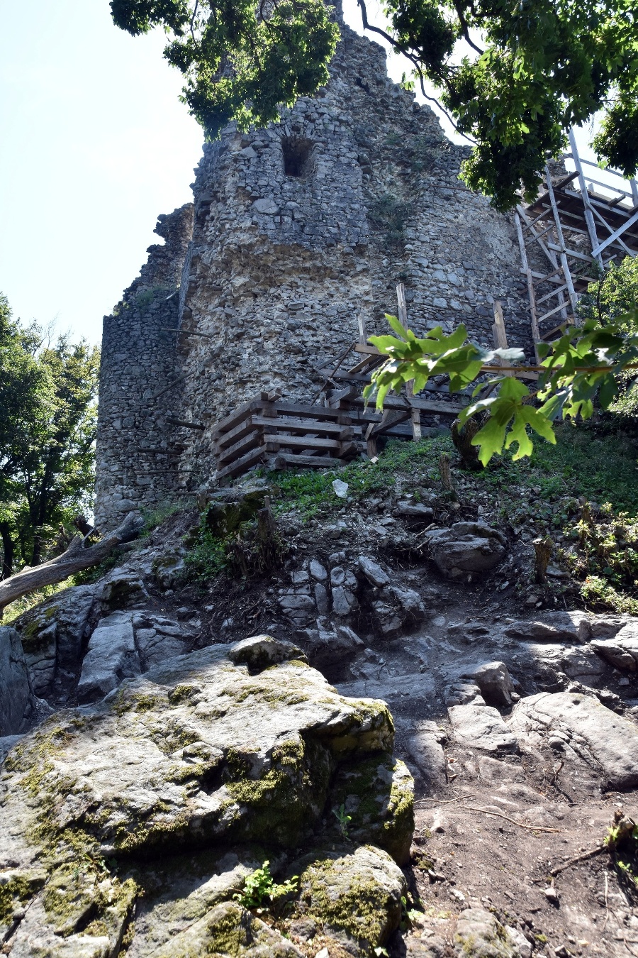 Viniansky hrad nad obcou