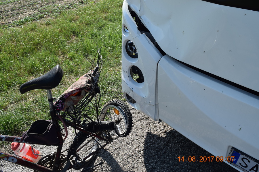 Autobus neďaleko Trnavy zrazil cyklistu Mareka († 27), ktorý išiel v rovnakom smere.