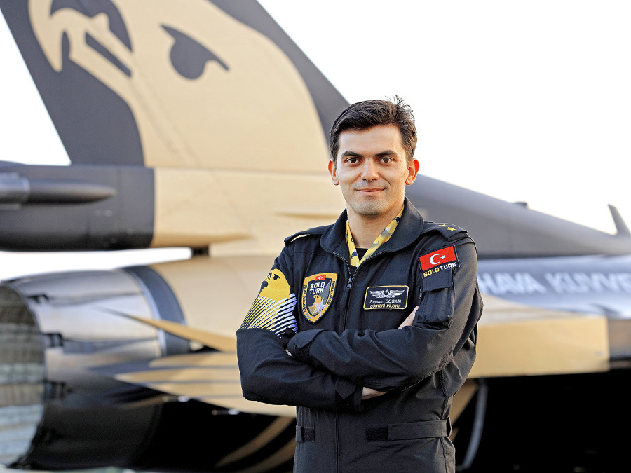 Poručík Serdar Doğan (32).