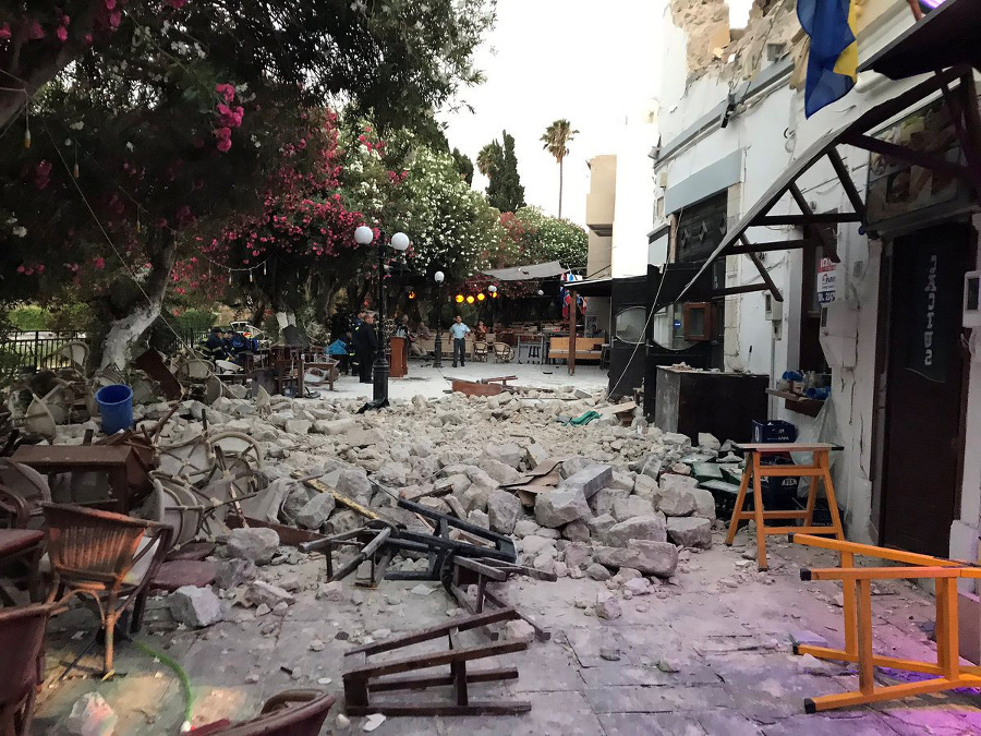 Následky zemetrasenia v Grécku.