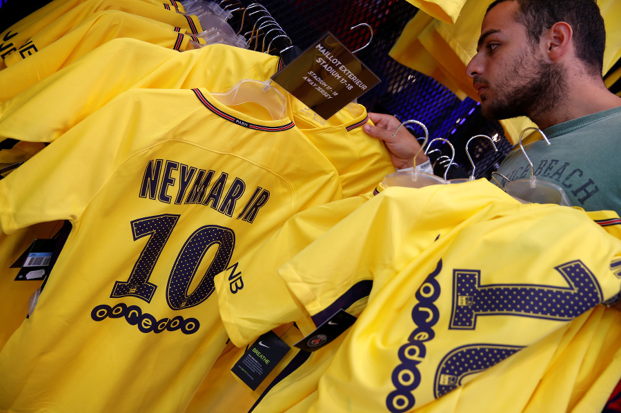 Na Neymarov dres čakali