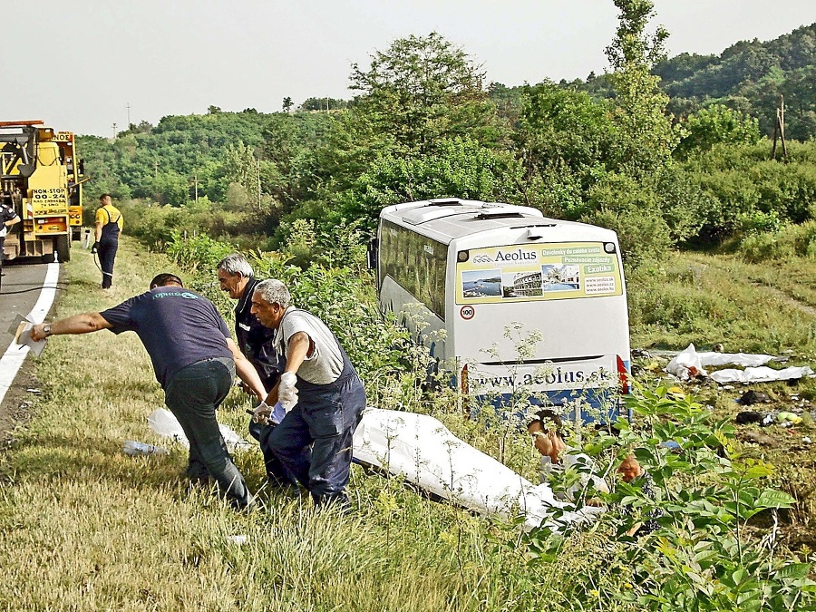 Haváriu autobusu neprežilo päť