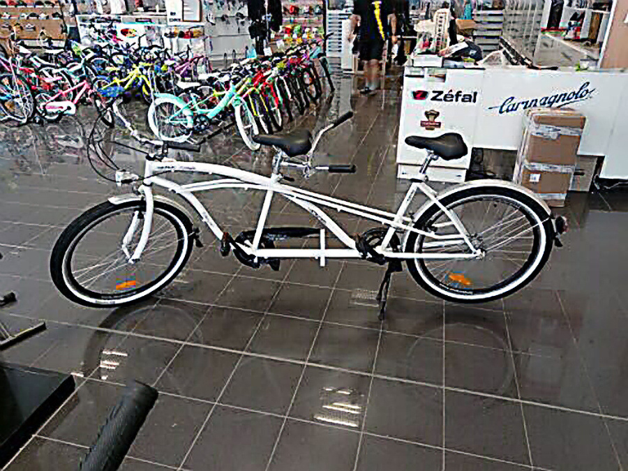Biely tandemový bicykel.