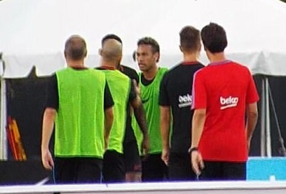 Neymar (v strede) mal