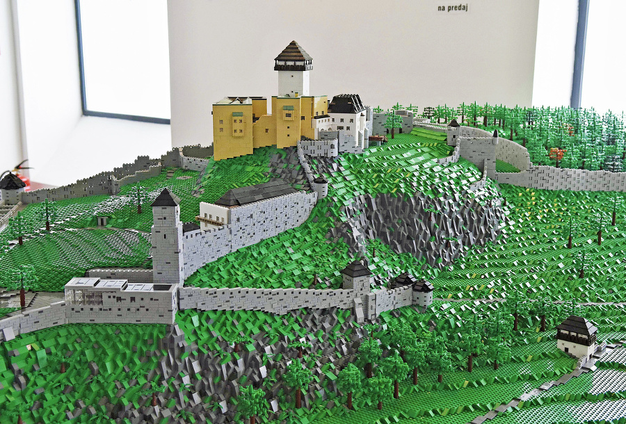 Stavebnicový Trenčiansky hrad sa