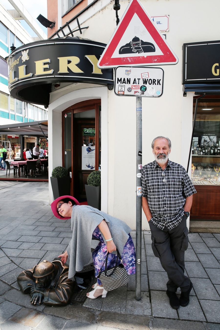  Akademický maliar Viktor Hulík (67) so svojím „dieťaťom". Turistka z Ázie si autora Čumila ani nevšimla.