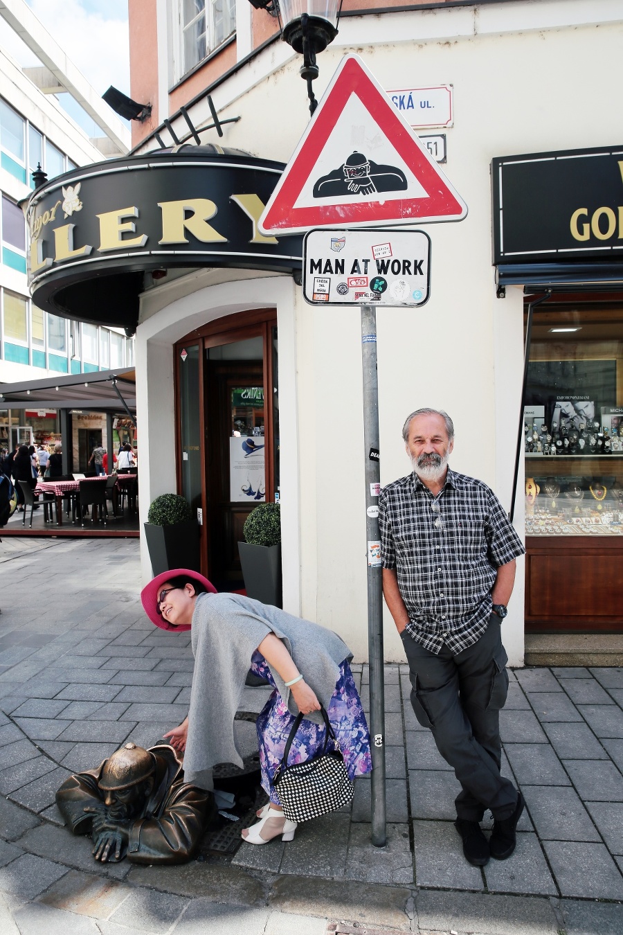  Akademický maliar Viktor Hulík (67) so svojím „dieťaťom". Turistka z Ázie si autora Čumila ani nevšimla.