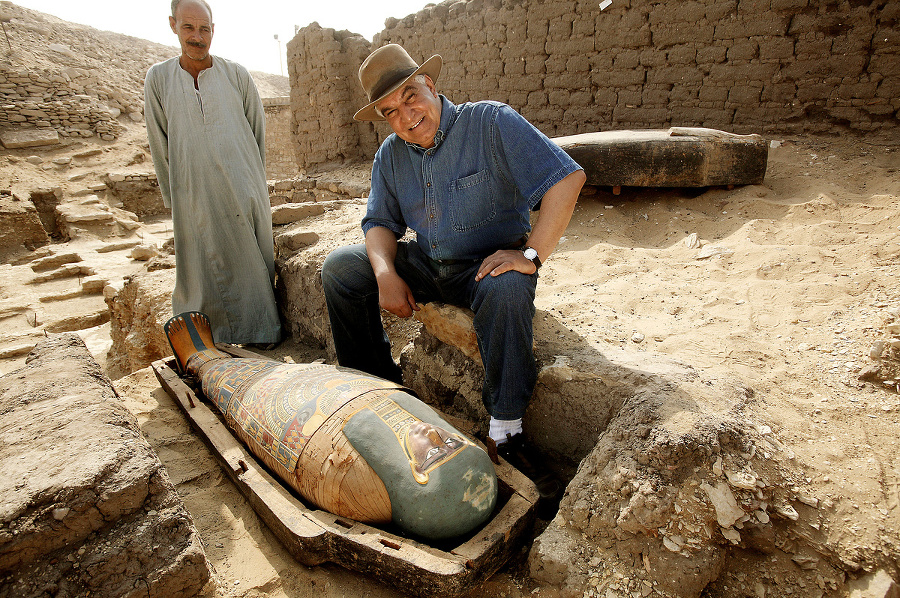 Doktor Hawass pózuje pred