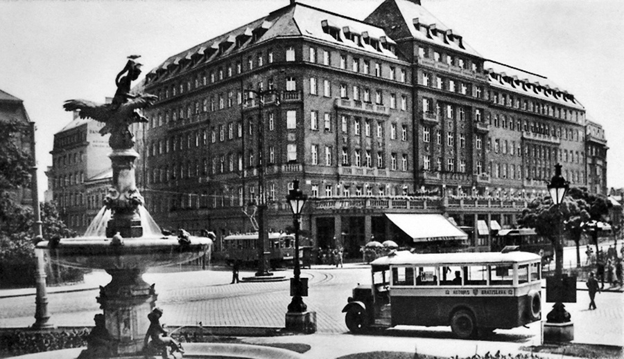 1927: Prvé autobusy slávnostne