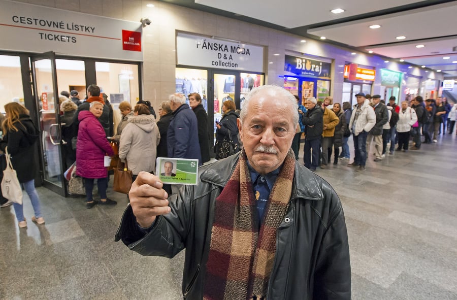 Na SeniorPasy čakali dôchodcovia