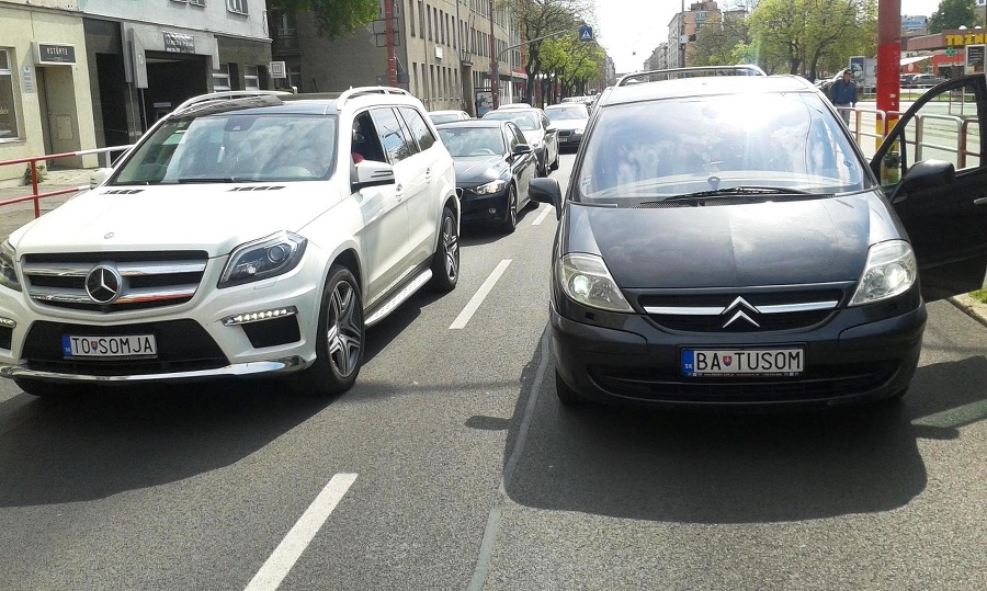 Na bratislavskej križovatke sa stretli dve rozdielne autá, jedna vec ich však predsa len spája.