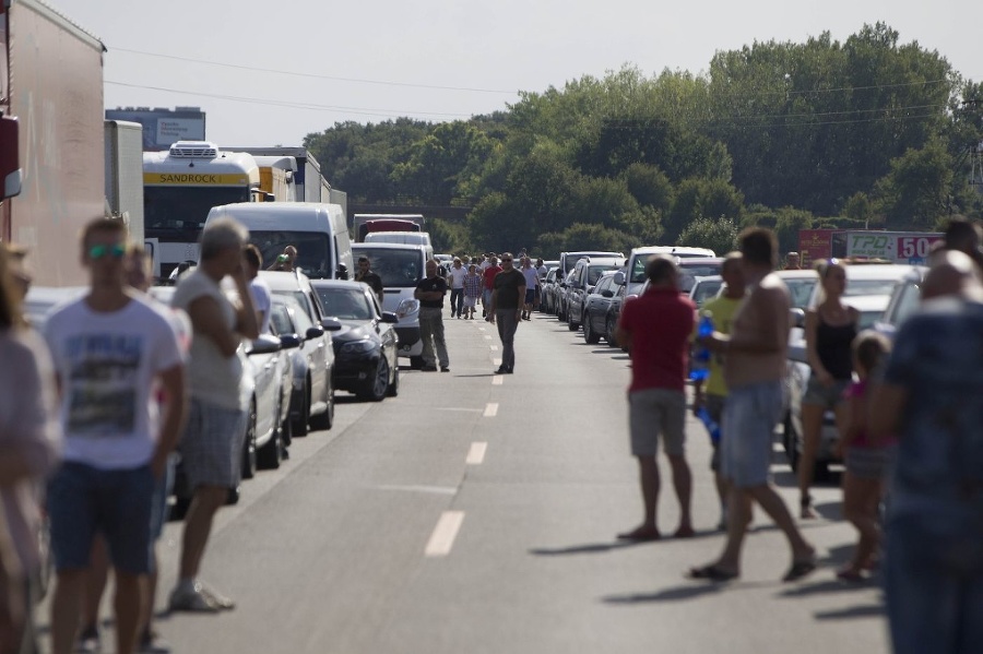 Ľudia uviazli na diaľnici