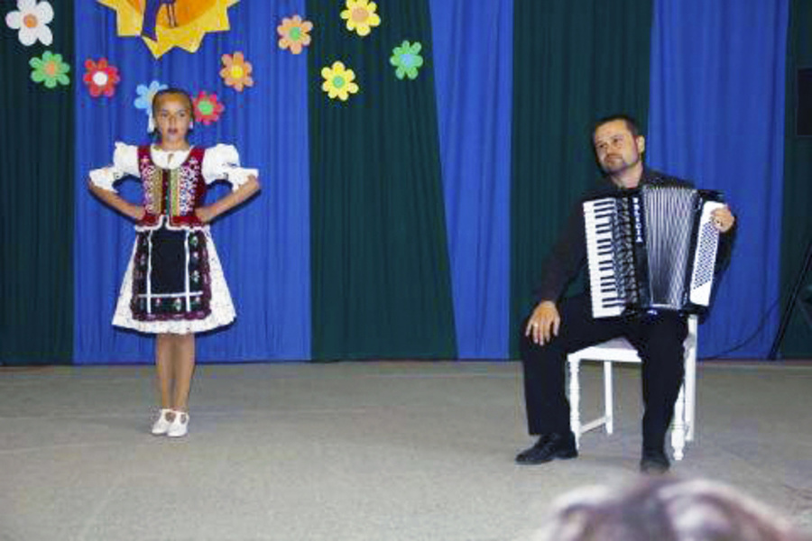 Folklóru sa dievča venuje