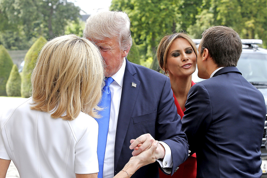 Prezident Macron sa vrúcne