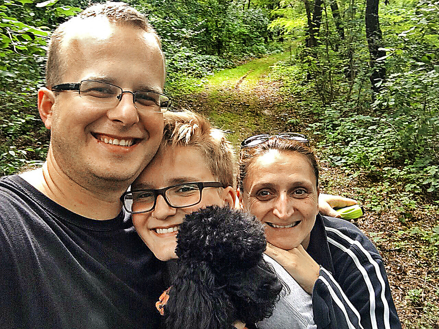 Selfie v lese: Lucia na prechádzke s manželom, synom a psíkom.
