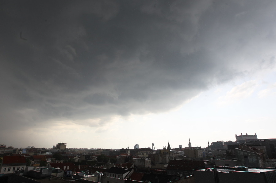 Búrkové oblaky nad Bratislavou.
