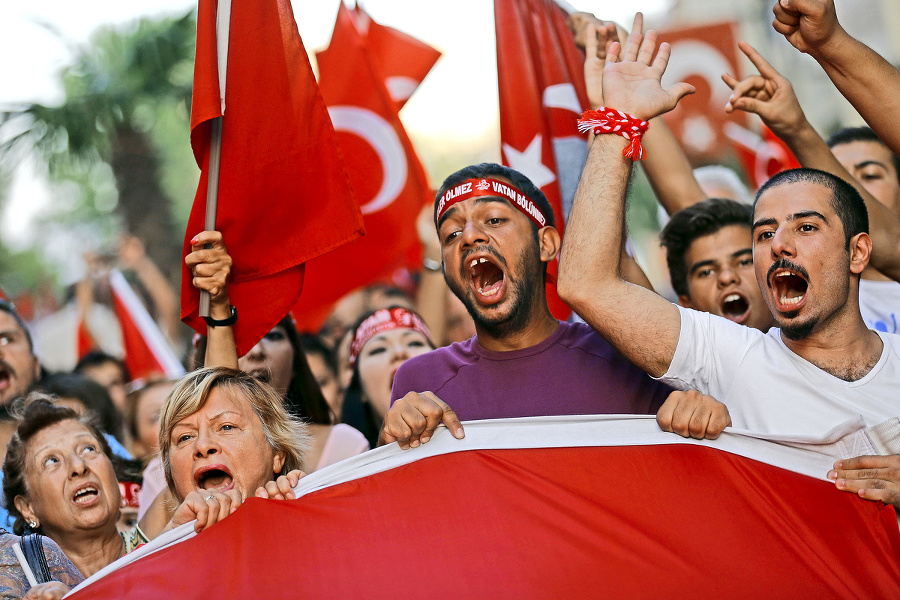 Turci demonštrovali proti Kurdom.