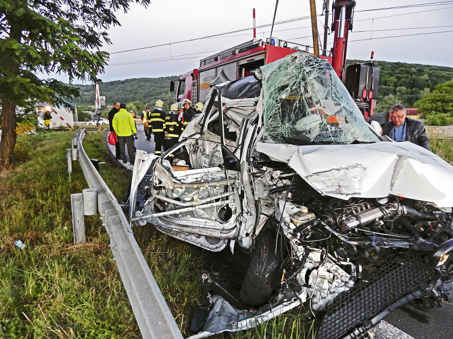 Zdevastované auto po zrážke