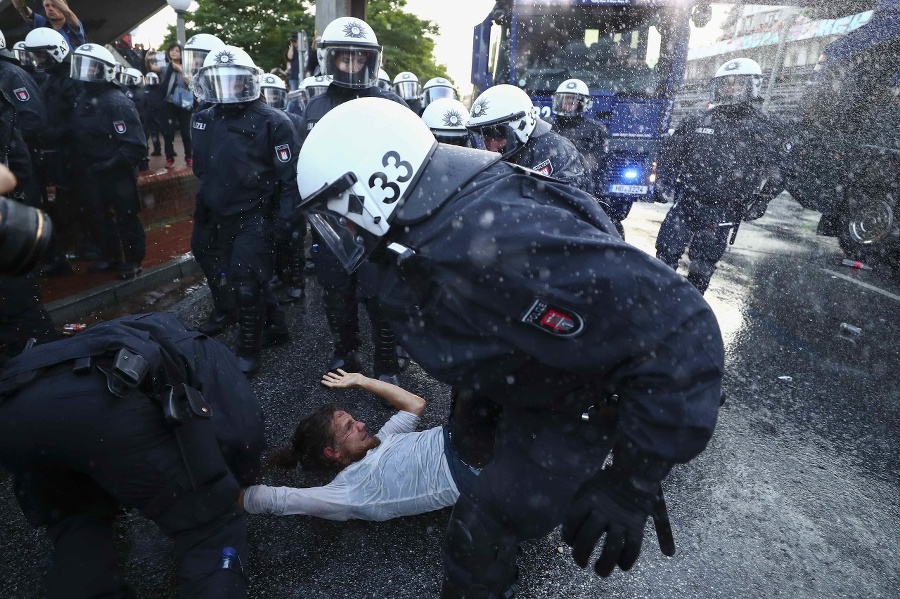 Polícia použila proti demonštrantom