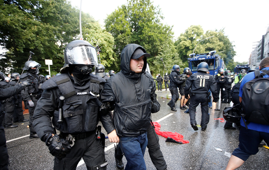 Protesty v Hamburgu eskalujú