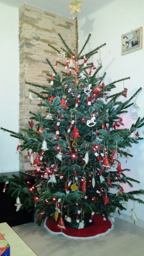 Vianočný stromček zdobený jej