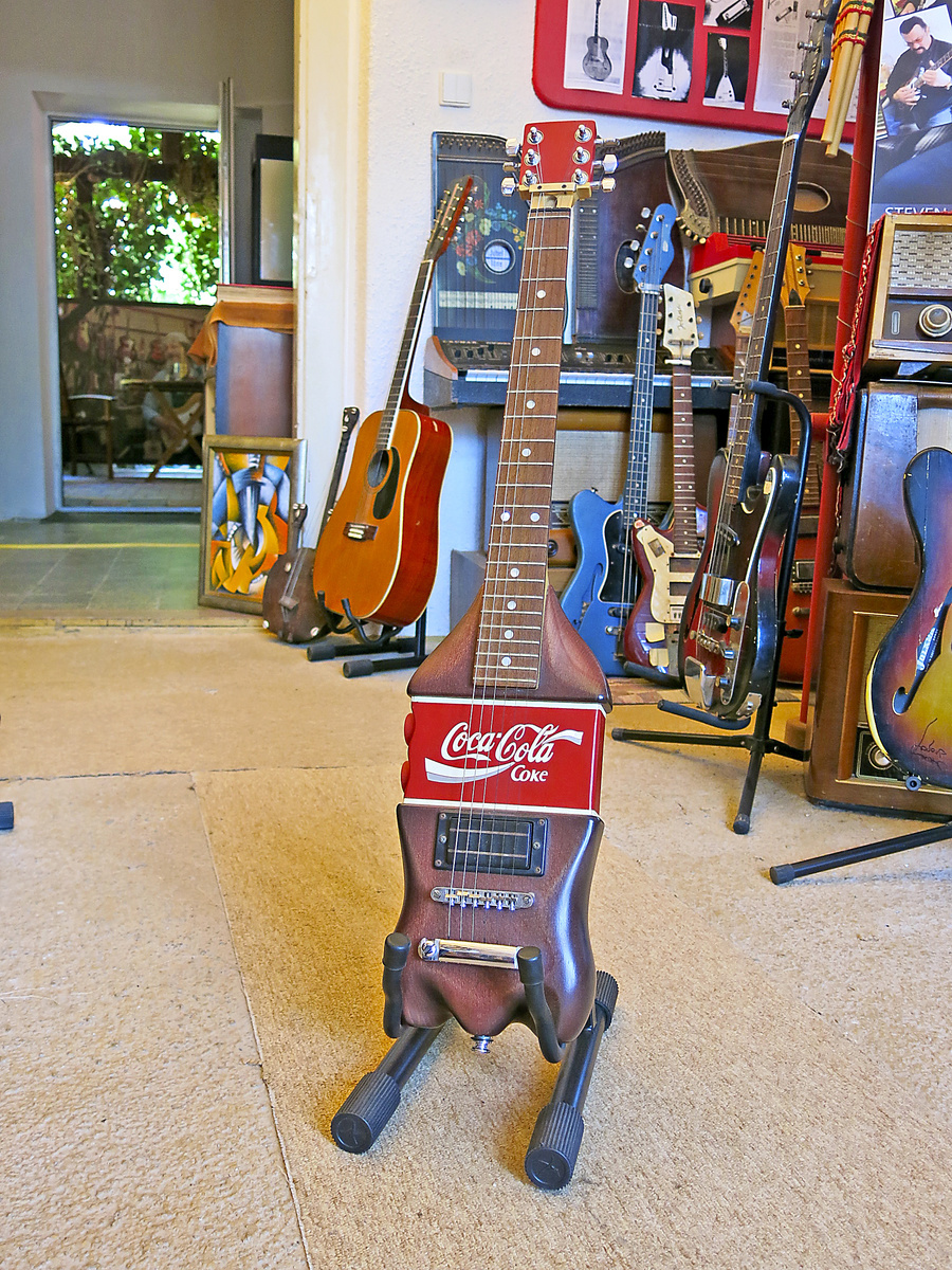 Gitara v tvare Coca-Coly.