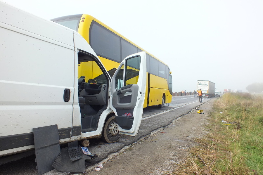 Do autobusu zozadu narazila