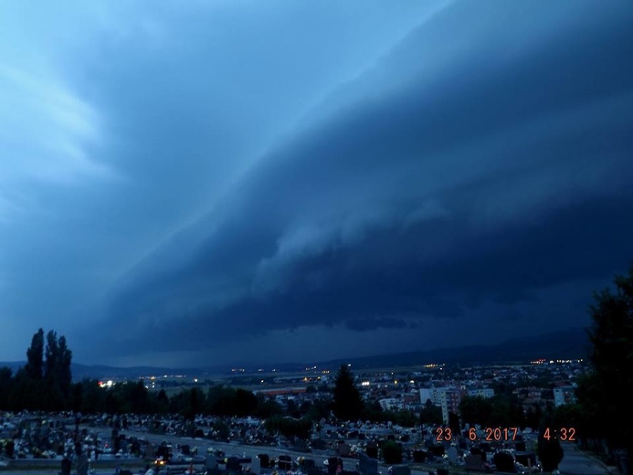 Slovensko zasiahnu búrky.