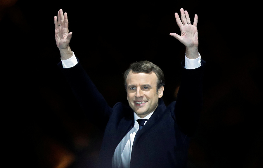 Emmanuel Macron oslavuje víťazstvo