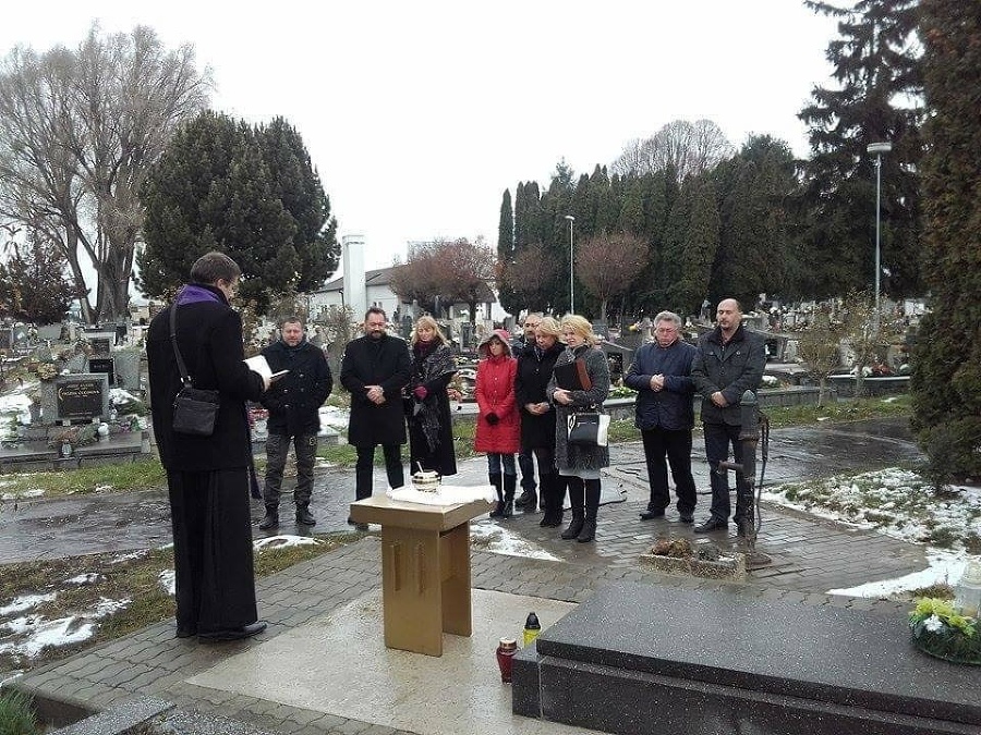 Pohreb celebroval kňaz, zosnulí