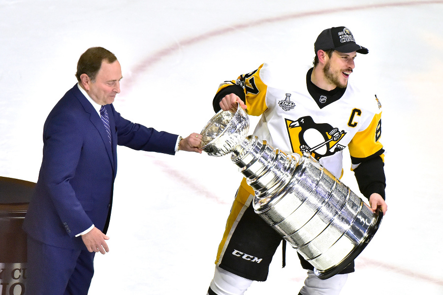 Sidney Crosby preberá Stanleyho