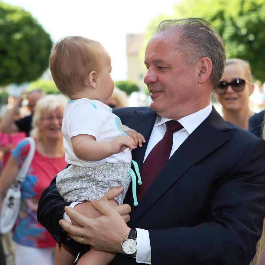 Kiska neváhal a malého chlapčeka zobral na ruky.