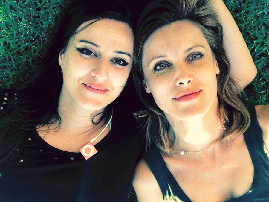 S kamarátkou Silviou Šuvadovou. Obe zaujíma ezoterika a spiritualita.