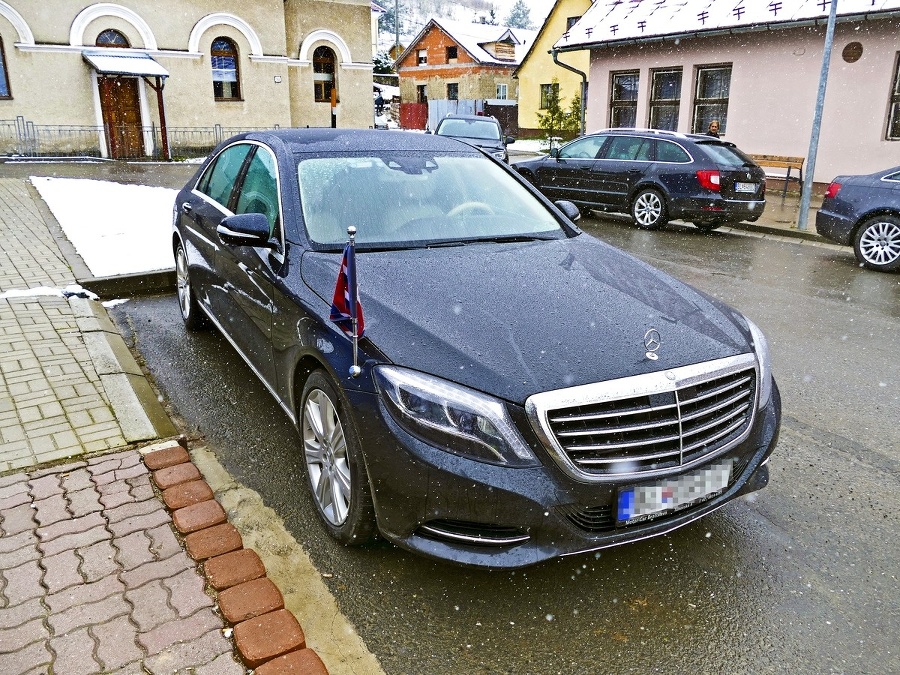 Prezident sa preváža v luxusnom Mercedese. v luxusnom Mercedese