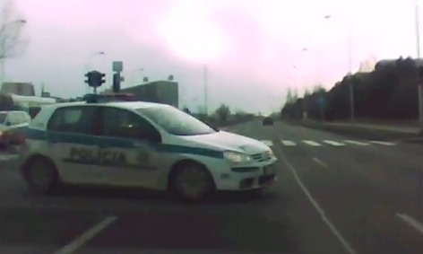 Policajt vošiel do cesty