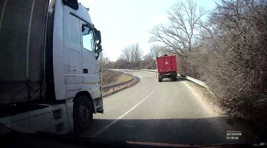 Autokamera zachytila obzvlášť nebezpečné predbiehanie, na ktoré mohli doplatiť hneď viacerí vodiči.