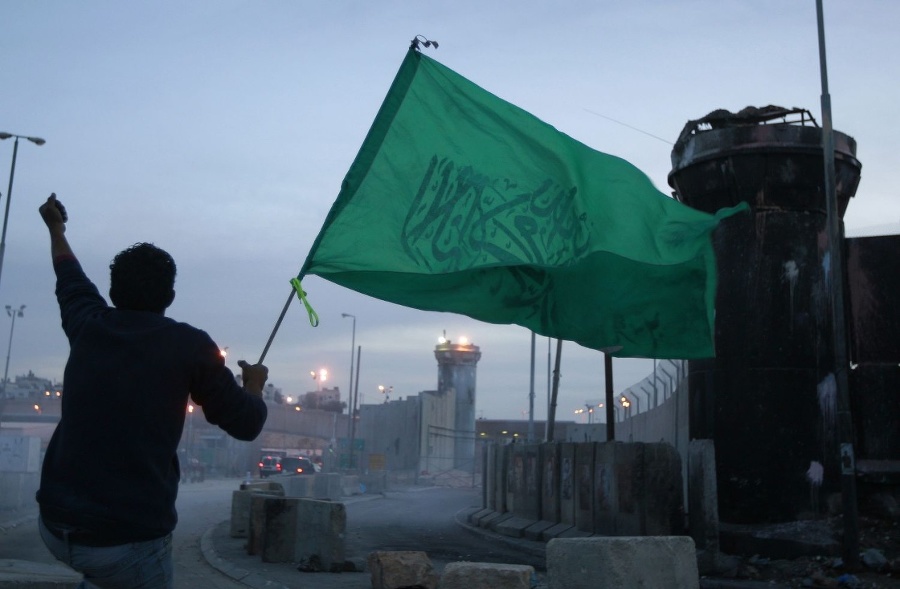 Palestínčan drží islamistickú vlajku