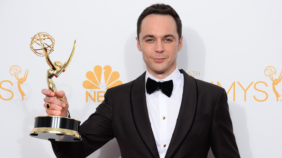 Jim Parsons pózuje s