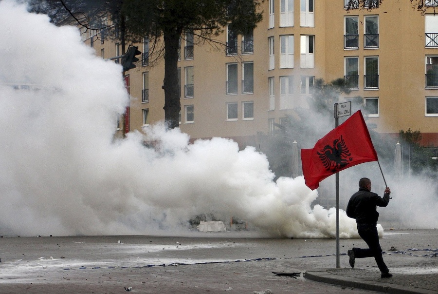 demonštrácia v albánskej Tirane