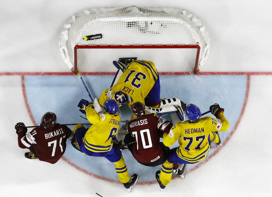 Švédsko porazilo Lotyšsko 2:0.