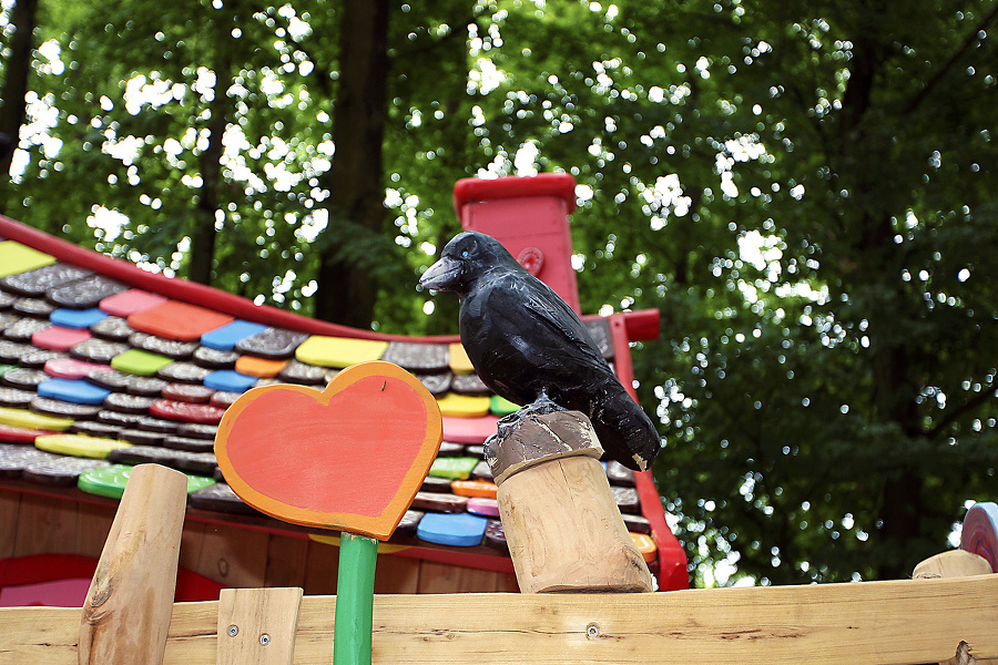 Rozprávková chalúpka spestruje park.