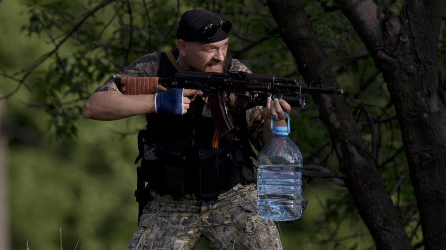 Proruský ozbrojenec drží zbraň