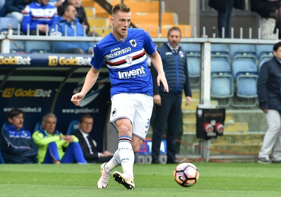 Milan Škriniar sa dostáva