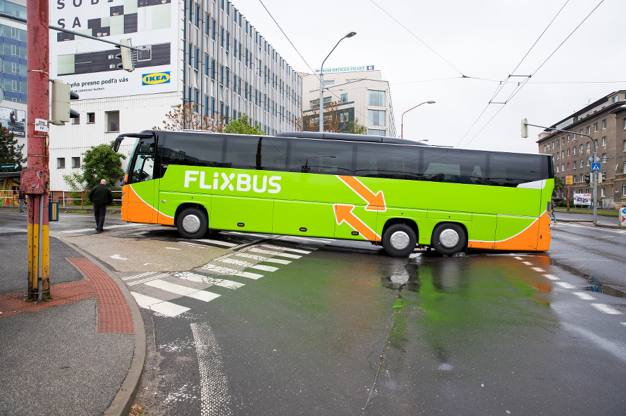 Diaľkový autobus sa ocitol