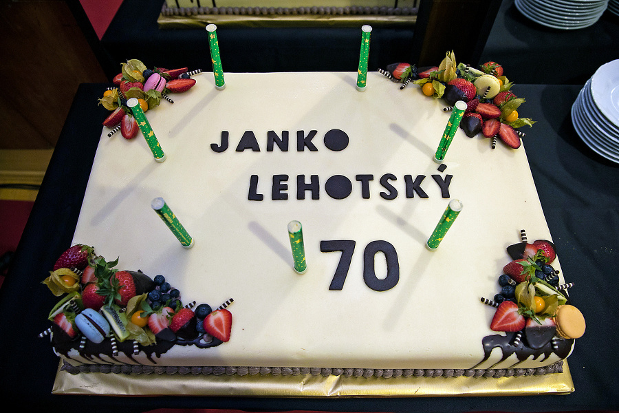 Priatelia Janka prekvapili takouto tortou.