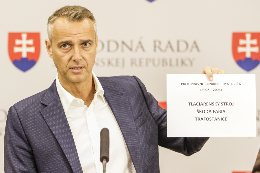 Poslanci Národnej rady SR za Smer-SD Richard Raši (vľavo) a Dušan Jarjabek vyzvali Matoviča k vzdaniu sa funkcie.