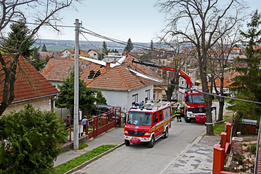 Manželom dopadol vetroň na