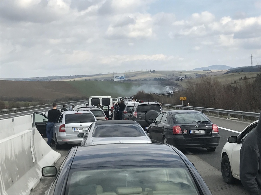 Auto na diaľnici zhorelo